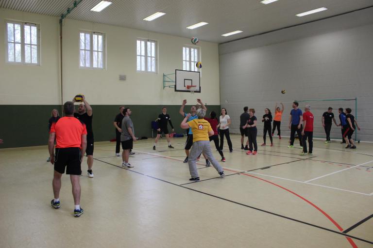 /bewegungsfoerderung/Bewegungsfoerderung/bilder/Kita-Schule-Verein/fachkonferenz-sport-schule/SJMV_FkSpS_Volleyball-mordern-vermittelt-mit-Landestrainer-Markus-Pabst.JPG