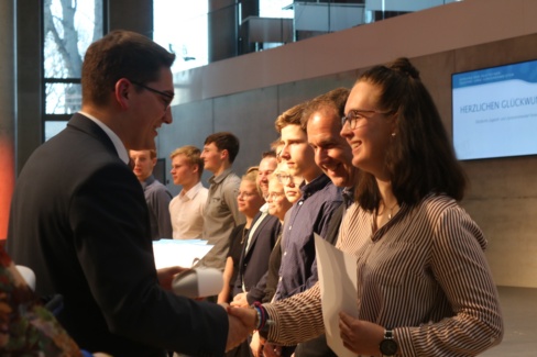 2021-JME-1. Vorsitzender der SJ M-V, Theo Hadrath, gratuliert Emma Leja, DM im Segeln Bild